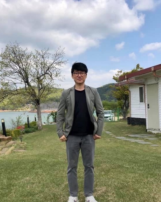 Jin Sam Cho (ValleyJin) standing by a lakeside in Korea